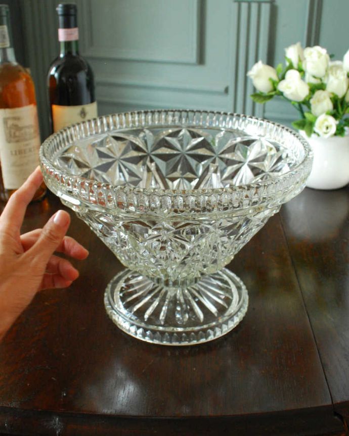 アンティーク 雑貨のガラス小物　アンティーク雑貨　キッラキラに輝くゴージャスな型押し、アンティークのプレスドグラスのボウル。いろいろ便利に使えます食卓で使うのはもちろん、お花を浮かべたり、花器代わりに使ったりと自分だけの使い方を楽しんで下さい。(pg-6061)