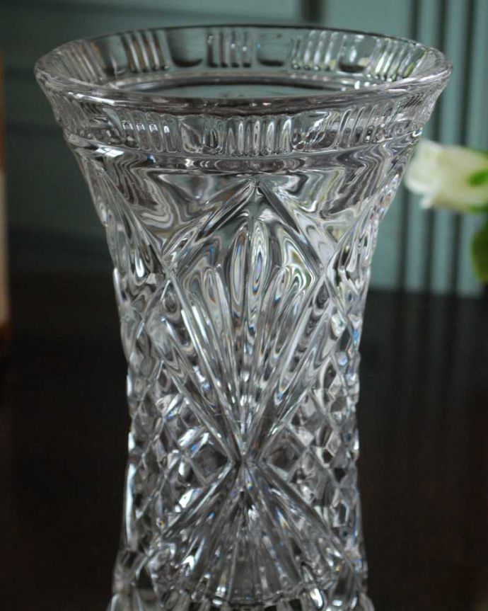 アンティーク 雑貨のガラス小物　アンティーク雑貨　輝きが美しいフラワーベース、アンティークプレスドグラス（花器）。光が入るとキラキラと輝きますサイズが大きなプレスドグラスは、より太陽の光を反射してキラキラと輝きます。(pg-6062)