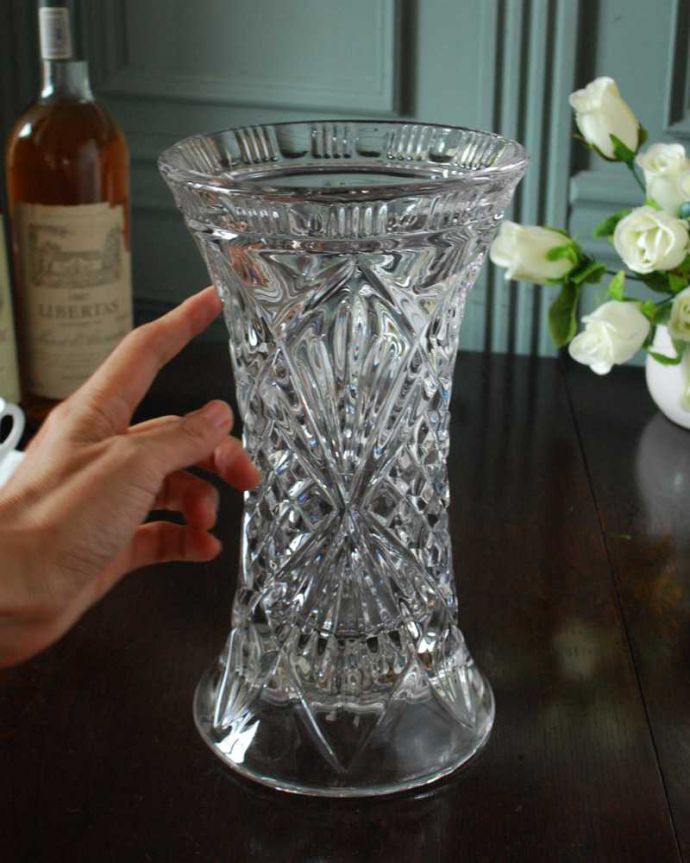 アンティーク 雑貨のガラス小物　アンティーク雑貨　輝きが美しいフラワーベース、アンティークプレスドグラス（花器）。置くだけで華やかな雰囲気大きなサイズの花器は、お家に1つは欲しいアイテム。(pg-6062)