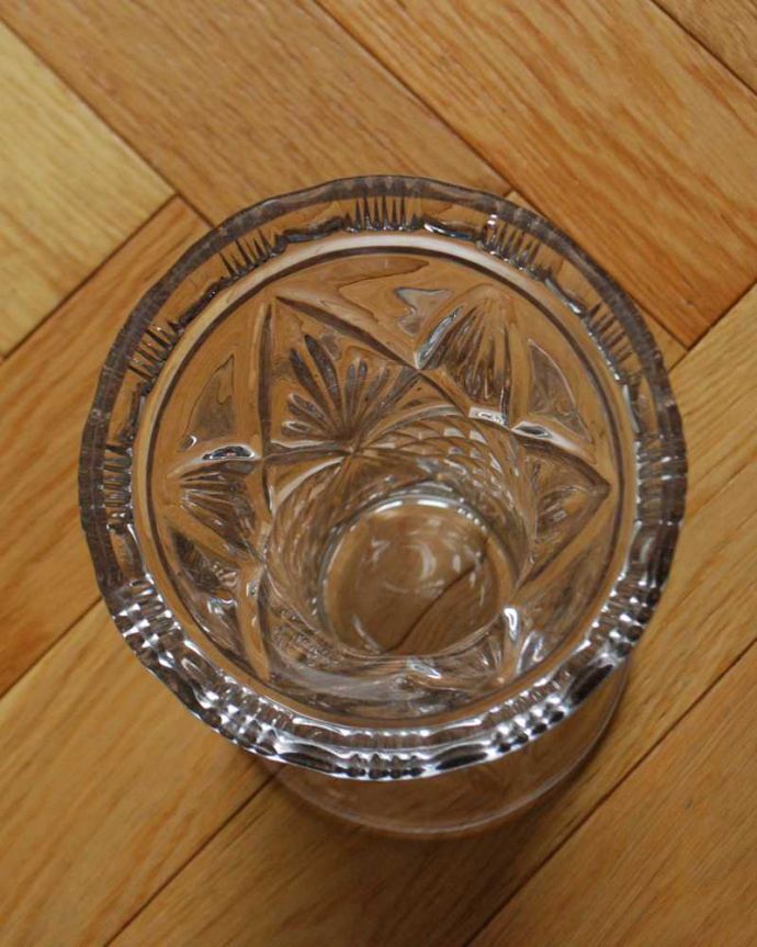 アンティーク 雑貨のガラス小物　アンティーク雑貨　輝きが美しいフラワーベース、アンティークプレスドグラス（花器）。上からのぞいて見ると･･･アンティークなので多少のキズ・欠けがある場合がありますが、使用上問題はありませんので、ご了承下さい。(pg-6062)