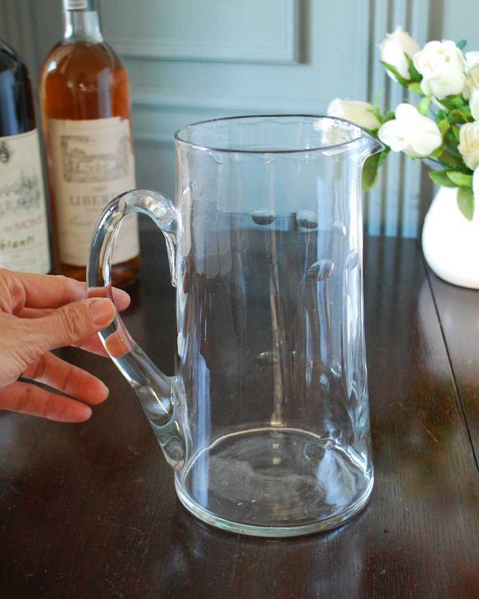 アンティーク 雑貨のガラス小物　アンティーク雑貨　フラワーベースにもおススメのプレスドグラス、 アンティークのピッチャー（レモネードジャグ）。いろんな使い方で楽しんで下さい飲み物を入れるのはもちろんフラワーベースとしても使いやすい便利なサイズです。(pg-6063)