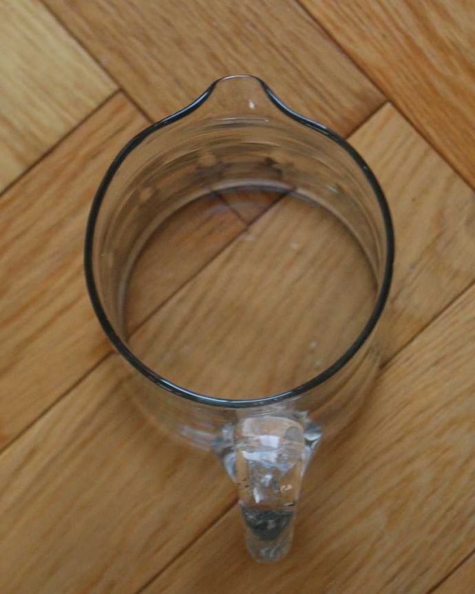 アンティーク 雑貨のガラス小物　アンティーク雑貨　フラワーベースにもおススメのプレスドグラス、 アンティークのピッチャー（レモネードジャグ）。上から見るとこんな感じです。(pg-6063)