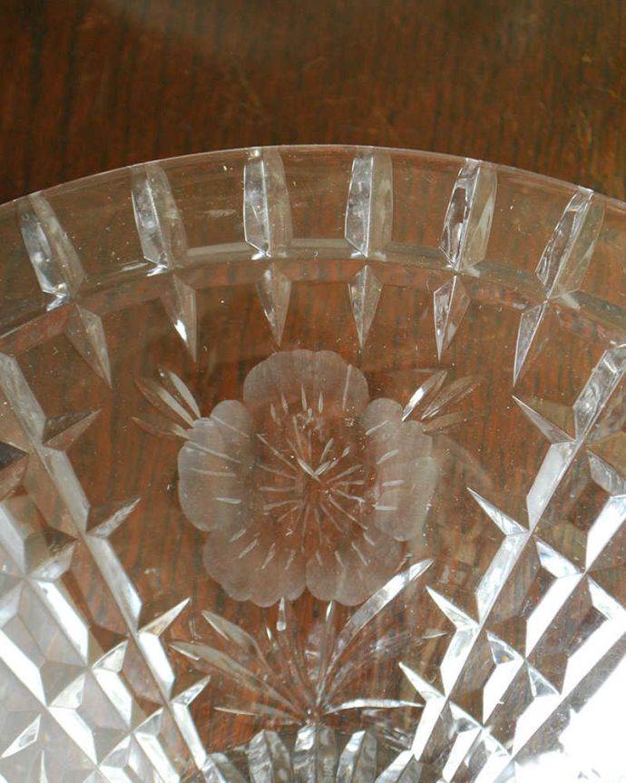 アンティーク 雑貨のガラス小物　アンティーク雑貨　大きなお花模様が華やかな、アンティークプレスドグラスのボウル。食事の時間を楽しく過ごすために作られた器貴重だったガラスがプレスドグラスの発達によって気軽に手に入るようになった時代に作られたテーブルウェア。(pg-6064)