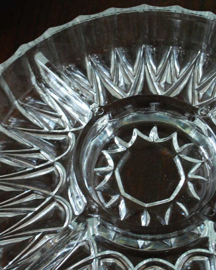 アンティーク 雑貨のガラス小物　アンティーク雑貨　仕切りが付いてとっても便利に使えるアンティークのガラスプレート。食事の時間を楽しく過ごすために作られた器貴重だったガラスがプレスドグラスの発達によって気軽に手に入るようになった時代に作られたテーブルウェア。(pg-6070)