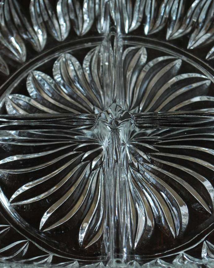 アンティーク 雑貨のガラス小物　アンティーク雑貨　いろいろ乗せて使えるガラストレー、イギリスから届いたアンティーク プレスドグラス。食事の時間を楽しく過ごすために作られた器貴重だったガラスがプレスドグラスの発達によって気軽に手に入るようになった時代に作られたテーブルウェア。(pg-6071)