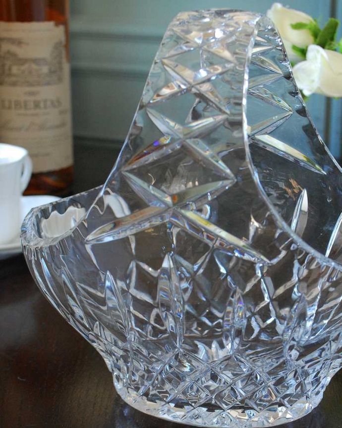 アンティーク 雑貨のガラス小物　アンティーク雑貨　キラキラ輝くアンティークのガラスが魅力のプレスドグラスのバスケット。ガラスで出来た持ち手付きの可愛いバスケット見ているだけで可愛いバスケットの形をしたアンティークのプレスドグラス。(pg-6076)