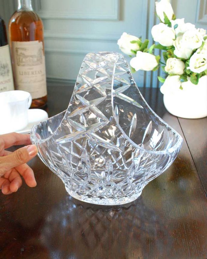 アンティーク 雑貨のガラス小物　アンティーク雑貨　キラキラ輝くアンティークのガラスが魅力のプレスドグラスのバスケット。サイズはこれくらいです大きいものから小さいものまでサイズがいろいろあるバスケット。(pg-6076)