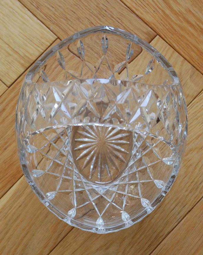 アンティーク 雑貨のガラス小物　アンティーク雑貨　キラキラ輝くアンティークのガラスが魅力のプレスドグラスのバスケット。上から見ると･･･アンティークなので多少のキズやカケがある場合はありますが、使用上問題はありませんのでご了承下さい。(pg-6076)