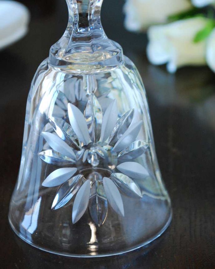 アンティーク 雑貨のガラス小物　アンティーク雑貨　大きなお花模様が付いたアンティークプレスドグラスのベル。装飾も美しいガラスで出来たベル使用人を呼ぶために日常的に使われていたベル。(pg-6079)