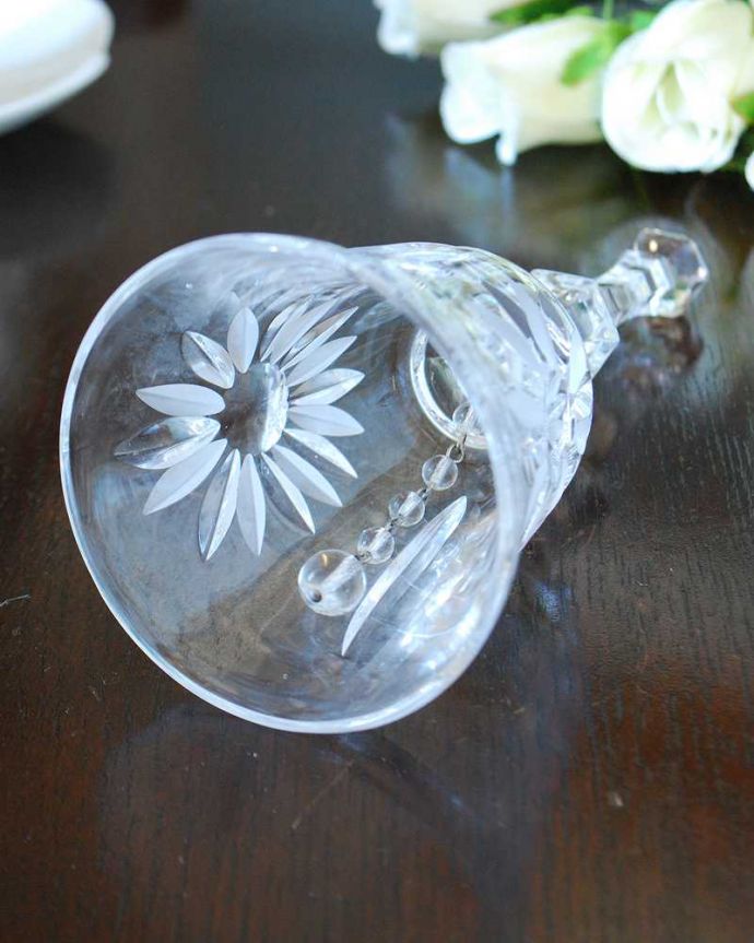 アンティーク 雑貨のガラス小物　アンティーク雑貨　大きなお花模様が付いたアンティークプレスドグラスのベル。キレイな音を奏でてくれますアンティークなので多少のキズやカケがある場合はありますが、きちんと鳴ります。(pg-6079)