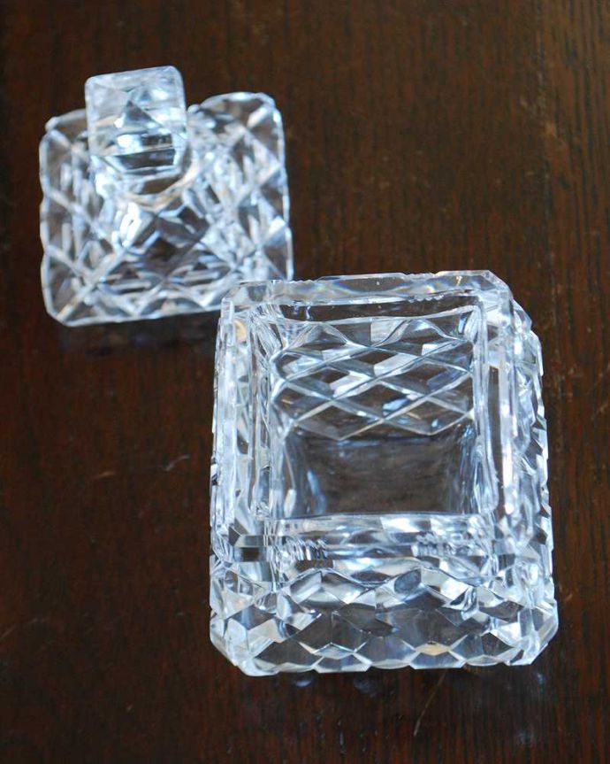 アンティーク 雑貨のガラス小物　アンティーク雑貨　きらっきらに輝く四角いアンティークシュガーポット（プレスドグラス）。ふたをとって中をのぞいてみると･･･アンティークのため、多少の欠け・傷がある場合がありますが、使用上問題はありませんので、ご了承下さい。(pg-6086)