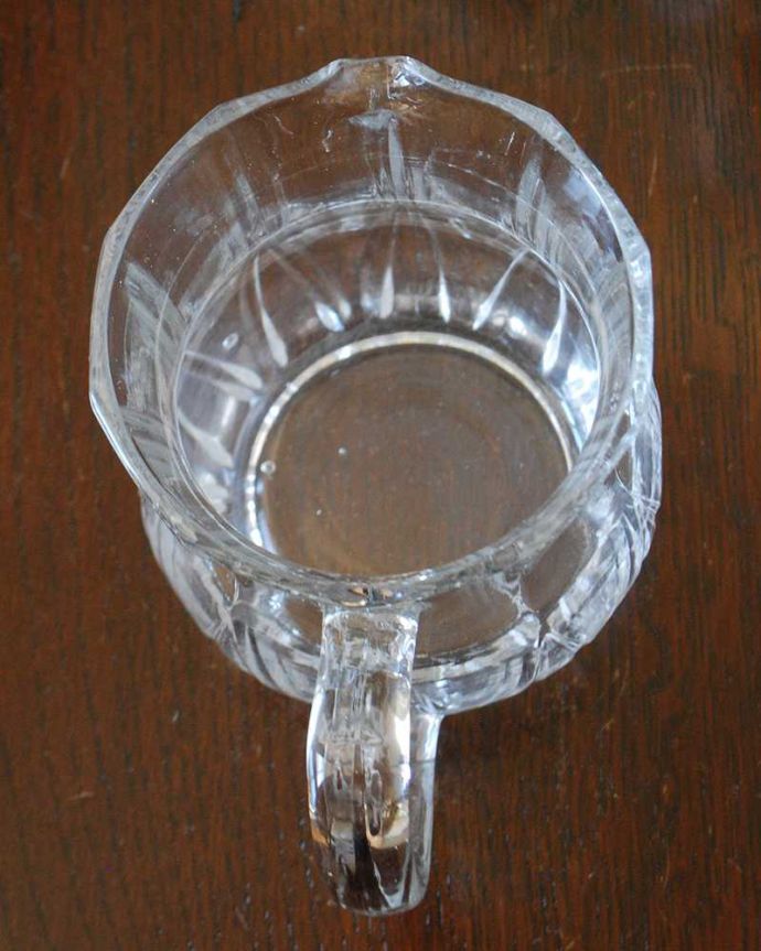 アンティーク 雑貨のガラス小物　アンティーク雑貨　アンティークプレスドグラスのレモネードジャグ（ピッチャー）。上から見るとこんな感じです。(pg-6088)