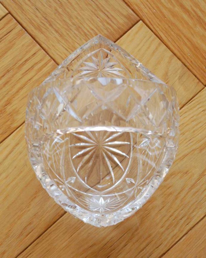 アンティーク 雑貨のガラス小物　アンティーク雑貨　アンティークの雑貨、きらきら輝くガラスのバスケット（プレスドグラス）。上から見ると･･･アンティークなので多少のキズやカケがある場合はありますが、使用上問題はありませんのでご了承下さい。(pg-6093)