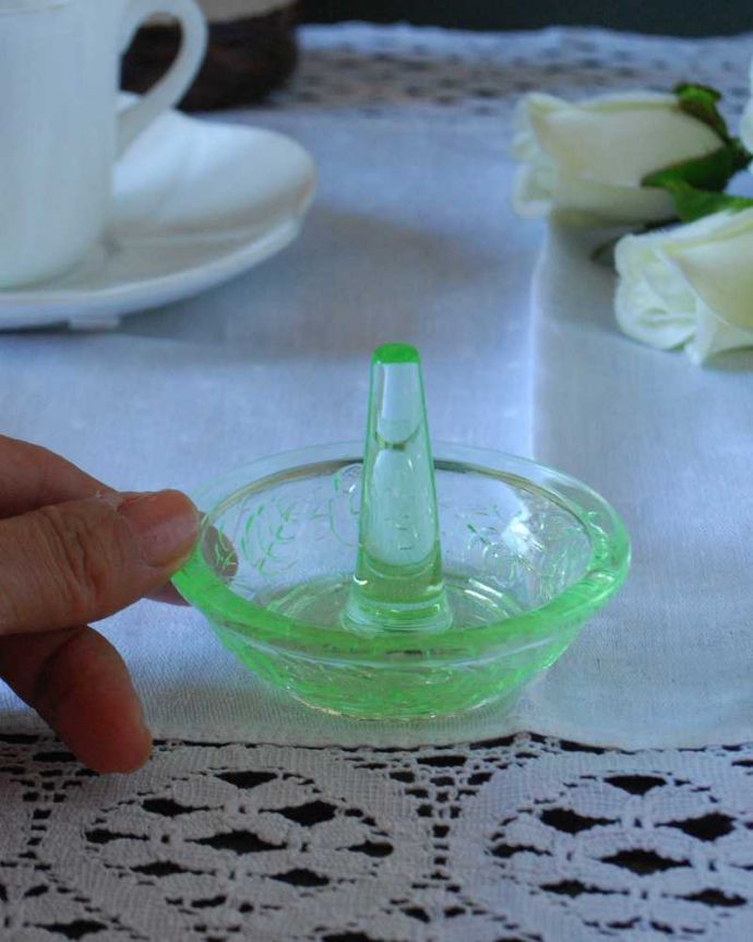 アンティーク 雑貨のガラス小物　アンティーク雑貨　小さなお花模様が可愛いアンティークガラスのアクセサリースタンド（プレスドグラス）。お気に入りのアクセサリーと一緒に真ん中に指輪を挿して周りにはピアスやネックレスを。(pg-6096)
