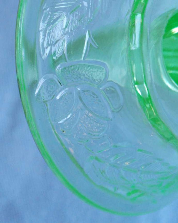 アンティーク 雑貨のガラス小物　アンティーク雑貨　小さなお花模様が可愛いアンティークガラスのアクセサリースタンド（プレスドグラス）。大切な指輪のために作られた場所真ん中に指輪を通して使われていたリングスタンド。(pg-6096)