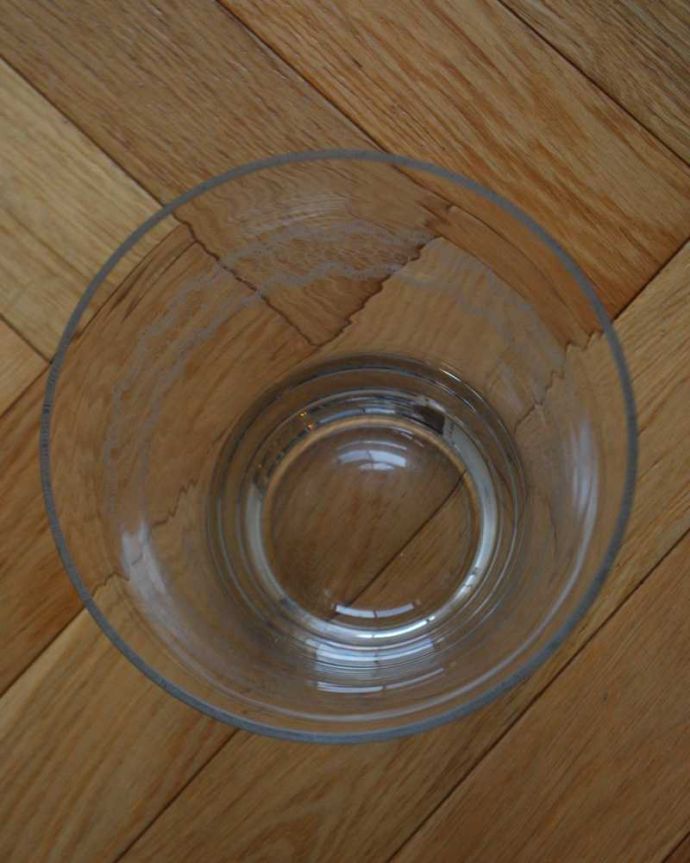 アンティーク 雑貨のガラス小物　アンティーク雑貨　繊細な幾何学模様が美しいアンティークプレスドグラスのフラワーベース。上からのぞいて見ると･･･アンティークなので多少のキズ・欠けがある場合がありますが、使用上問題はありませんので、ご了承下さい。(pg-6101)