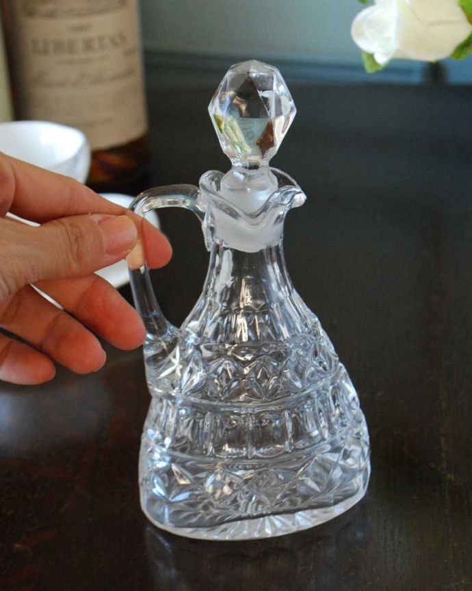 アンティーク 雑貨のガラス小物　アンティーク雑貨　宝石のようなフタが付いたガラスのデカンタ、アンティークプレスドグラス 。ガラスのフタもちゃんと付いています。(pg-6102)