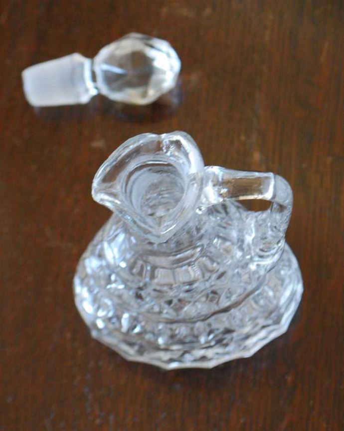 アンティーク 雑貨のガラス小物　アンティーク雑貨　宝石のようなフタが付いたガラスのデカンタ、アンティークプレスドグラス 。上から見るとこんな感じです。(pg-6102)