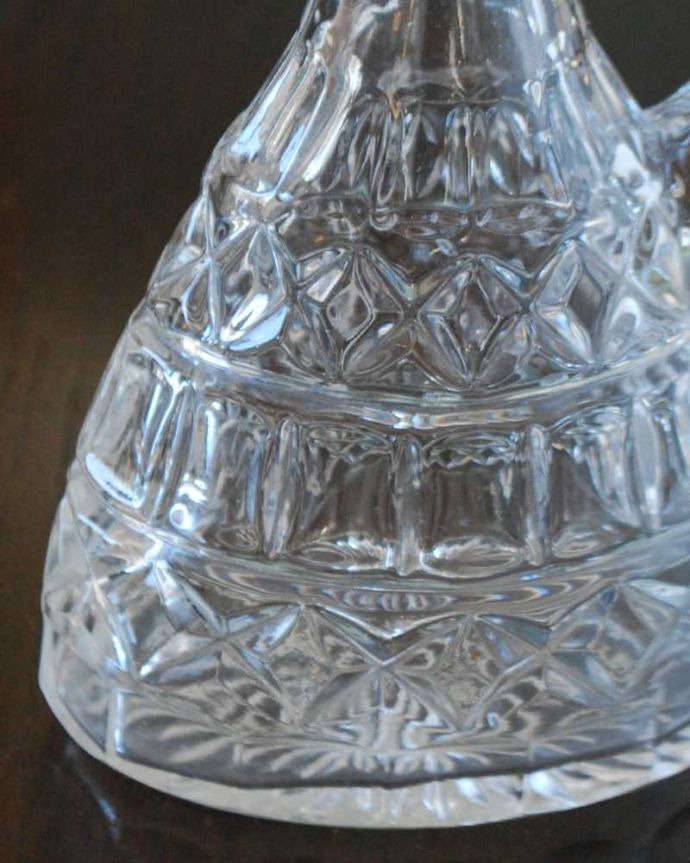 アンティーク 雑貨のガラス小物　アンティーク雑貨　宝石のようなフタが付いたガラスのデカンタ、アンティークプレスドグラス 。キラキラ輝く大人のデカンタ見ているだけで幸せになるような美しいフォルムのデカンタ。(pg-6102)