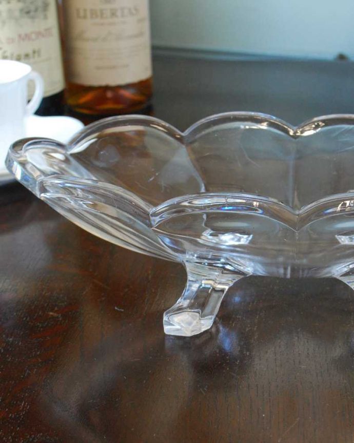 アンティーク 雑貨のガラス小物　アンティーク雑貨　大きなお花が咲いたような可愛いデザインのプレスドグラスの脚付きトレイ。食事の時間を楽しく過ごすために作られた器貴重だったガラスがプレスドグラスの発達によって気軽に手に入るようになった時代に作られたテーブルウェア。(pg-6104)