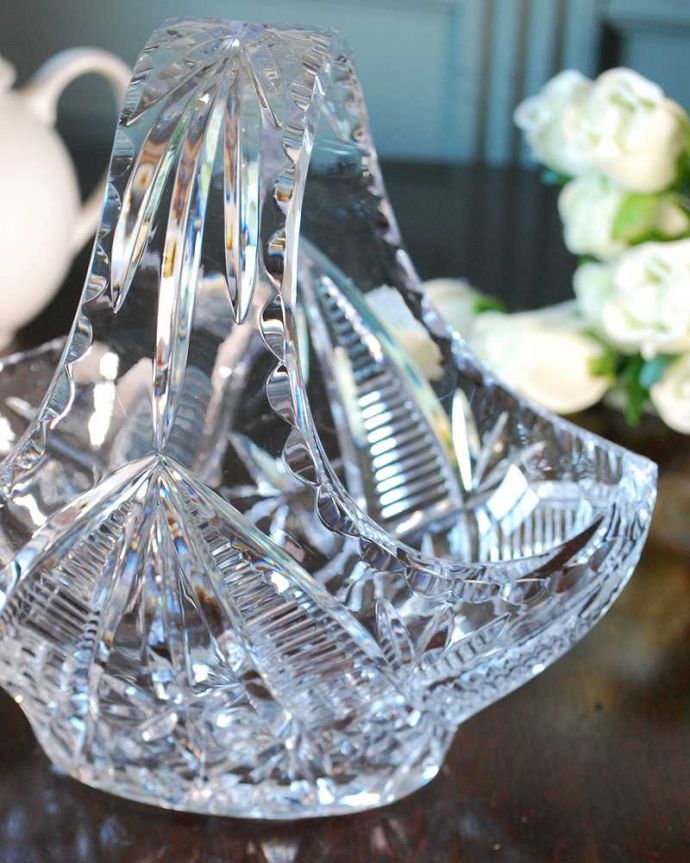 アンティーク 雑貨のガラス小物　アンティーク雑貨　キラキラ輝くガラスのバスケット、英国アンティーク雑貨。ガラスで出来た持ち手付きの可愛いバスケット見ているだけで可愛いバスケットの形をしたアンティークのプレスドグラス。(pg-6108)