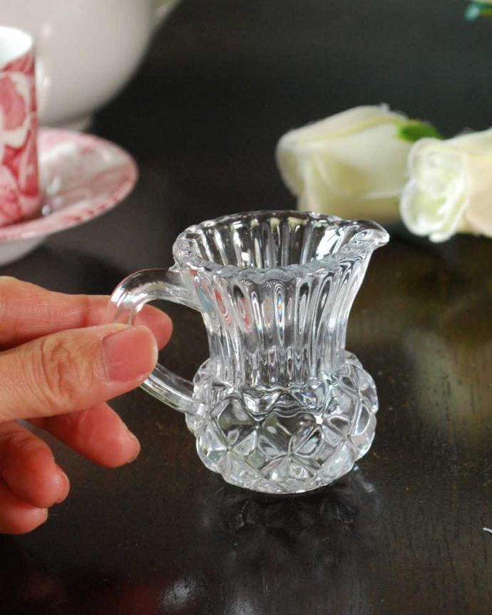 アンティーク 雑貨のガラス小物　アンティーク雑貨　日本サイズの小さなミルクポット、アンティークのプレスドグラス。持ち手もしっかり付いています昔と同じようにミルクを入れて使うのはもちろん使い方は自由自在。(pg-6109)