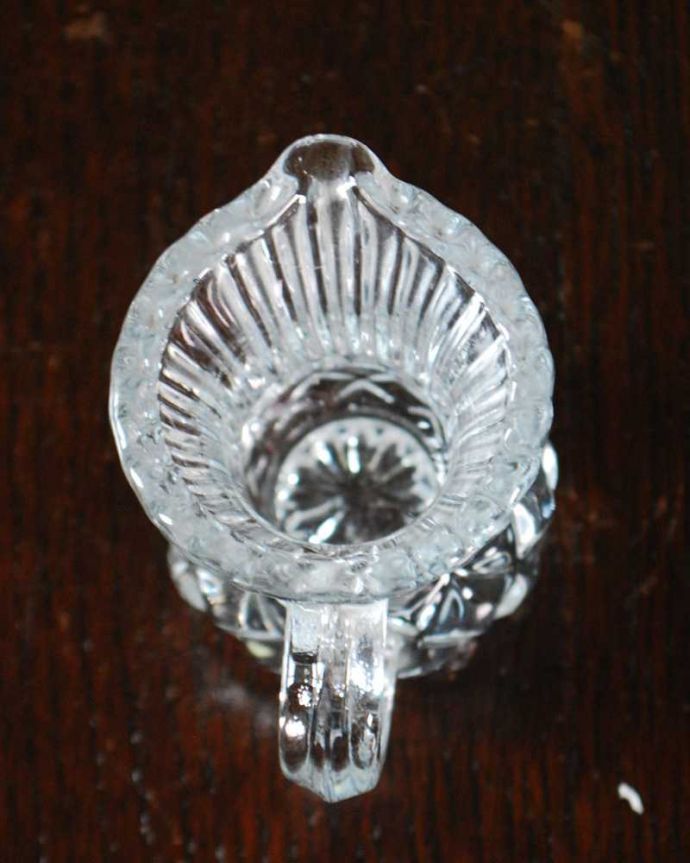アンティーク 雑貨のガラス小物　アンティーク雑貨　日本サイズの小さなミルクポット、アンティークのプレスドグラス。上から見るとこんな感じです。(pg-6109)