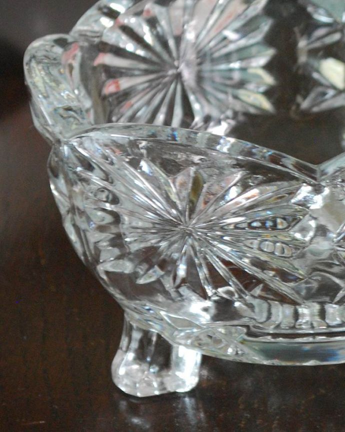 アンティーク 雑貨のガラス小物　アンティーク雑貨　何を入れてもワクワクしちゃう小さなアンティークのガラスボウル。食事の時間を楽しく過ごすために作られた器貴重だったガラスがプレスドグラスの発達によって気軽に手に入るようになった時代のガラス。(pg-6122)