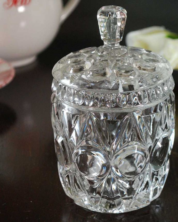 アンティーク 雑貨のガラス小物　アンティーク雑貨　キラキラ輝くフタ付きの アンティークプレスドグラス（シュガーポット）。アフタヌーンティーをより楽しむ器英国の人にとって大切なアフタヌーンティー。(pg-6125)