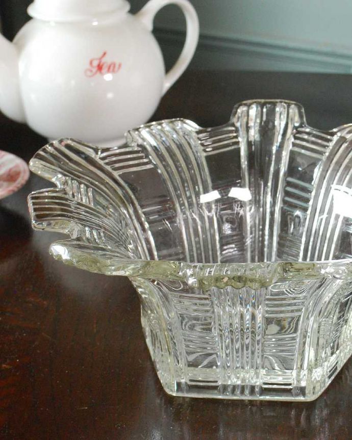 アンティーク 雑貨のガラス小物　アンティーク雑貨　五角形がめずらしい爽やかな雰囲気のアンティークのガラスのボウル。食事の時間を楽しく過ごすために作られた器貴重だったガラスがプレスドグラスの発達によって気軽に手に入るようになった時代に作られたテーブルウェア。(pg-6132)