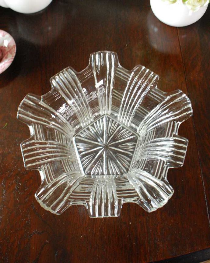 アンティーク 雑貨のガラス小物　アンティーク雑貨　五角形がめずらしい爽やかな雰囲気のアンティークのガラスのボウル。上から見るとこんな感じです。(pg-6132)