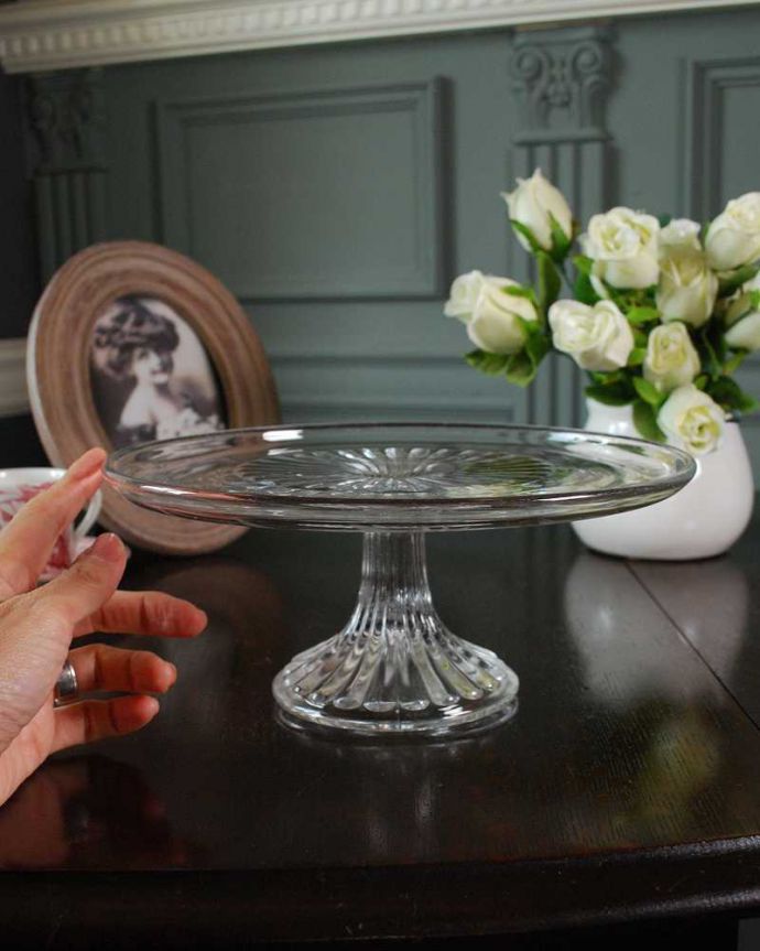アンティーク 雑貨のガラス小物　アンティーク雑貨　テーブルを華やかに演出してくれる アンティークプレスドグラスのケーキスタンド。たっぷり乗せて使えますホールケーキが丸ごと１台乗せれる大きさ。(pg-6137)