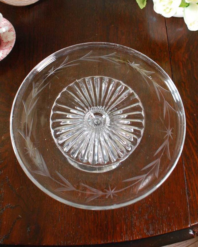 アンティーク 雑貨のガラス小物　アンティーク雑貨　テーブルを華やかに演出してくれる アンティークプレスドグラスのケーキスタンド。上から見ると美しいデザインアンティークのため、多少の欠け・傷がある場合がありますが、使用上問題はありませんので、ご了承下さい。(pg-6137)