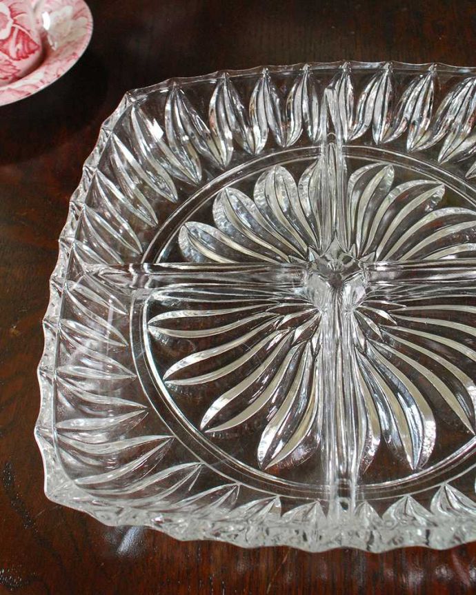 アンティーク 雑貨のガラス小物　アンティーク雑貨　便利に使える仕切り付きのトレイ、英国アンティークのプレスドグラス。食事の時間を楽しく過ごすために作られた器貴重だったガラスがプレスドグラスの発達によって気軽に手に入るようになった時代に作られたテーブルウェア。(pg-6138)