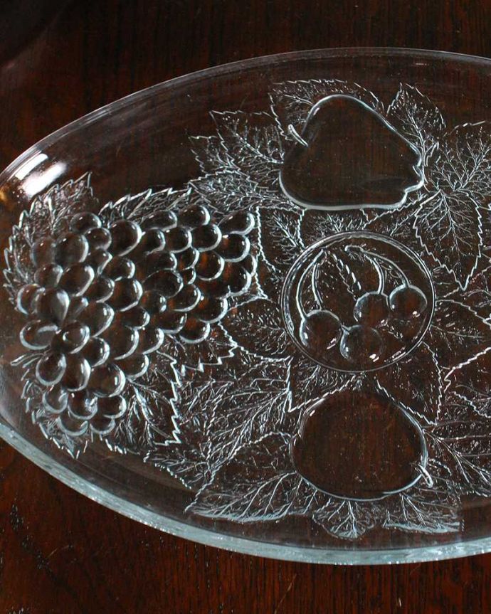 アンティーク 雑貨のガラス小物　アンティーク雑貨　フルーツがたっぷり描かれたアンティークのプレート。食事の時間を楽しく過ごすために作られた器貴重だったガラスがプレスドグラスの発達によって気軽に手に入るようになった時代に作られたテーブルウェア。(pg-6139)
