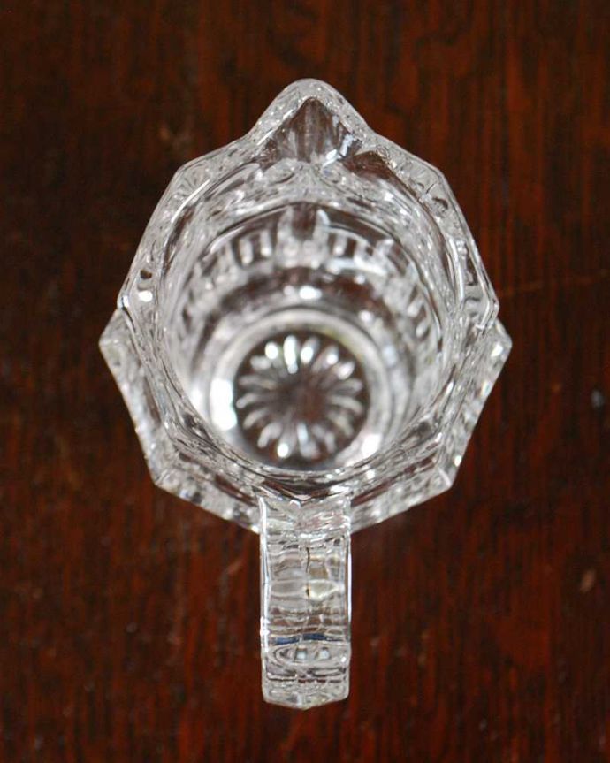 アンティーク 雑貨のガラス小物　アンティーク雑貨　優雅なフォルムが美しいガラスのピッチャー、英国アンティークの雑貨。上から見るとこんな感じです。(pg-6145)