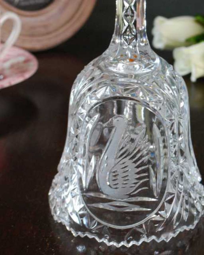 アンティーク 雑貨のガラス小物　アンティーク雑貨　白鳥が描かれた美しいディナーベル、アンティークの雑貨。装飾も美しいガラスで出来たベル使用人を呼ぶために日常的に使われていたベル。(pg-6151)