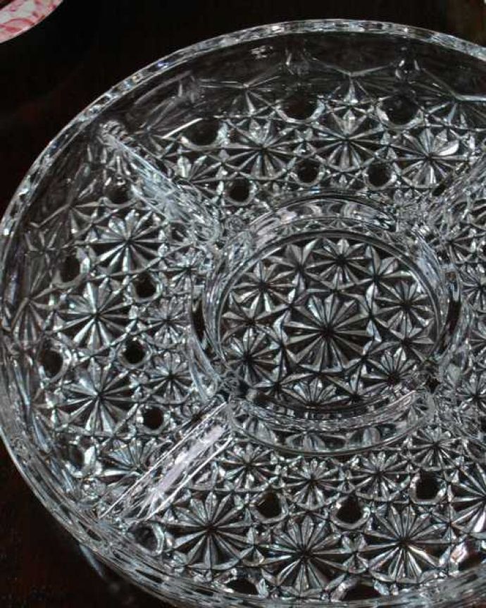 アンティーク 雑貨のガラス小物　アンティーク雑貨　何を入れてもゴージャスに輝くプレスドグラスの大きな仕切り付きトレイ。食事の時間を楽しく過ごすために作られた器貴重だったガラスがプレスドグラスの発達によって気軽に手に入るようになった時代に作られたテーブルウェア。(pg-6152)
