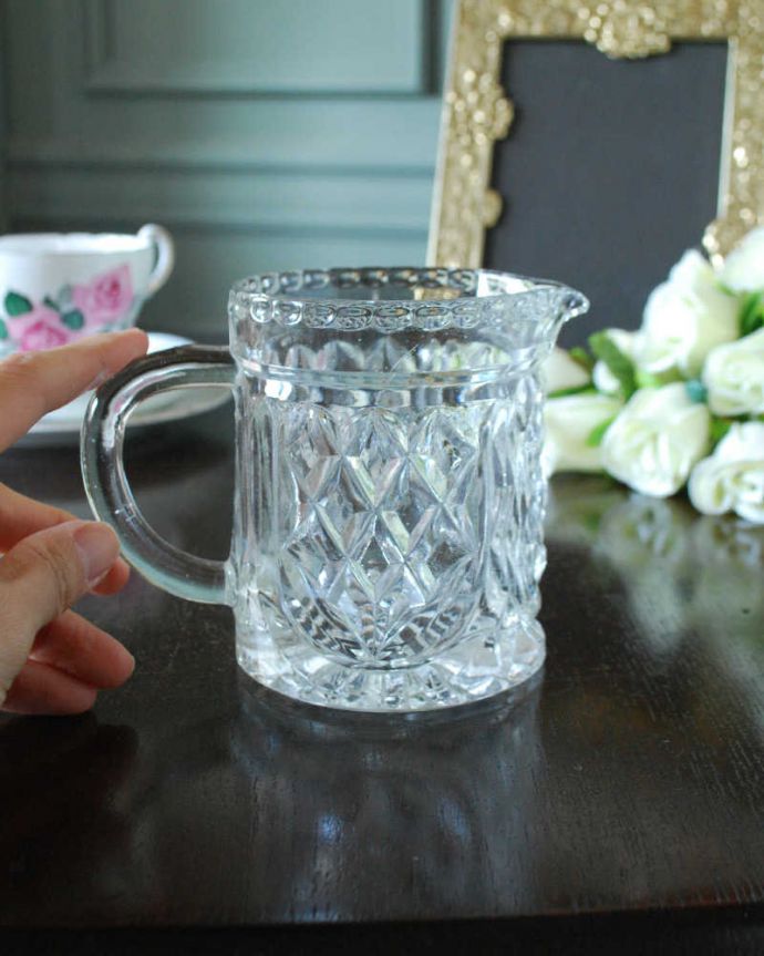 アンティーク 雑貨のガラス小物　アンティーク雑貨　キラキラ輝くプレスドグラス、アンティークガラスのピッチャー。持ち手もしっかり付いています昔と同じようにミルクを入れて使うのはもちろん使い方は自由自在。(pg-6155)