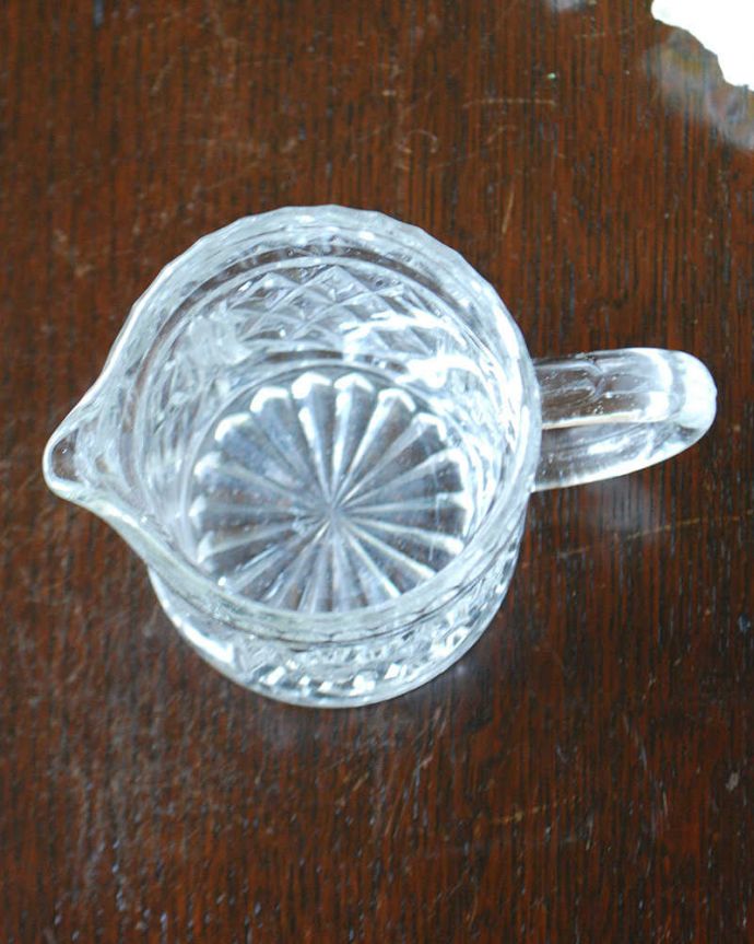 アンティーク 雑貨のガラス小物　アンティーク雑貨　キラキラ輝くプレスドグラス、アンティークガラスのピッチャー。上から見るとこんな感じです。(pg-6155)