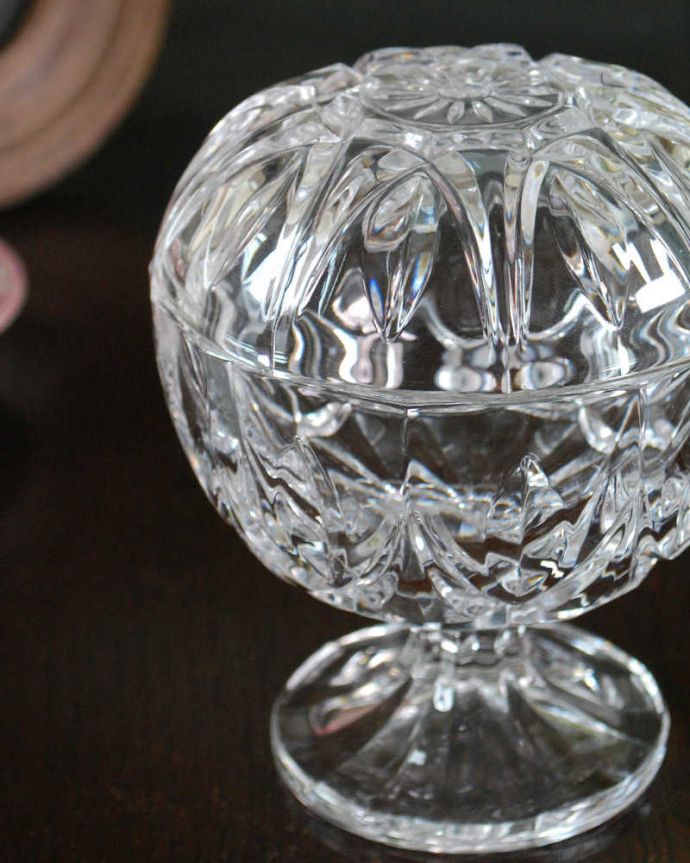 アンティーク 雑貨のガラス小物　アンティーク雑貨　コロンとした丸い形が可愛い英国アンティークのプレスドグラス。何が中に入っていたのかな？今みたいにプラスチックじゃなく、昔はこんなに可愛いガラスの器にお菓子が入っていたんだなって思うだけでワクワクです。(pg-6160)
