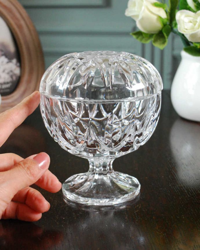 アンティーク 雑貨のガラス小物　アンティーク雑貨　コロンとした丸い形が可愛い英国アンティークのプレスドグラス。ふたを開ける度にワクワク置いておくだけで絵になる可愛らしさ。(pg-6160)