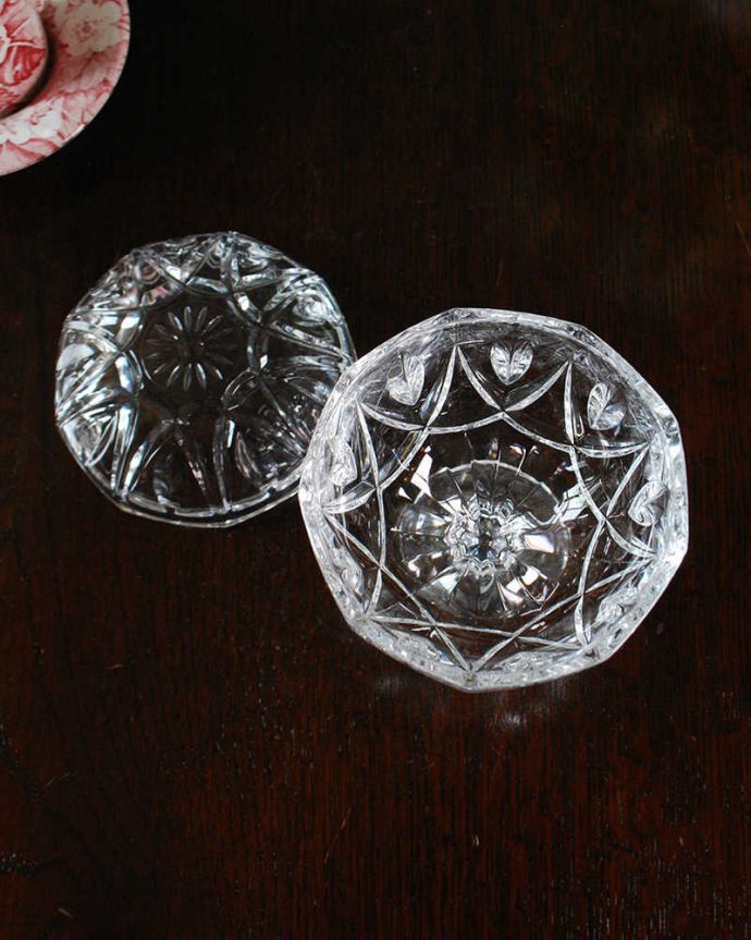 アンティーク 雑貨のガラス小物　アンティーク雑貨　コロンとした丸い形が可愛い英国アンティークのプレスドグラス。中を見るとこんな感じアンティークなので多少のキズ・欠けがある場合がありますが、使用上問題ありませんのでご了承下さい。(pg-6160)