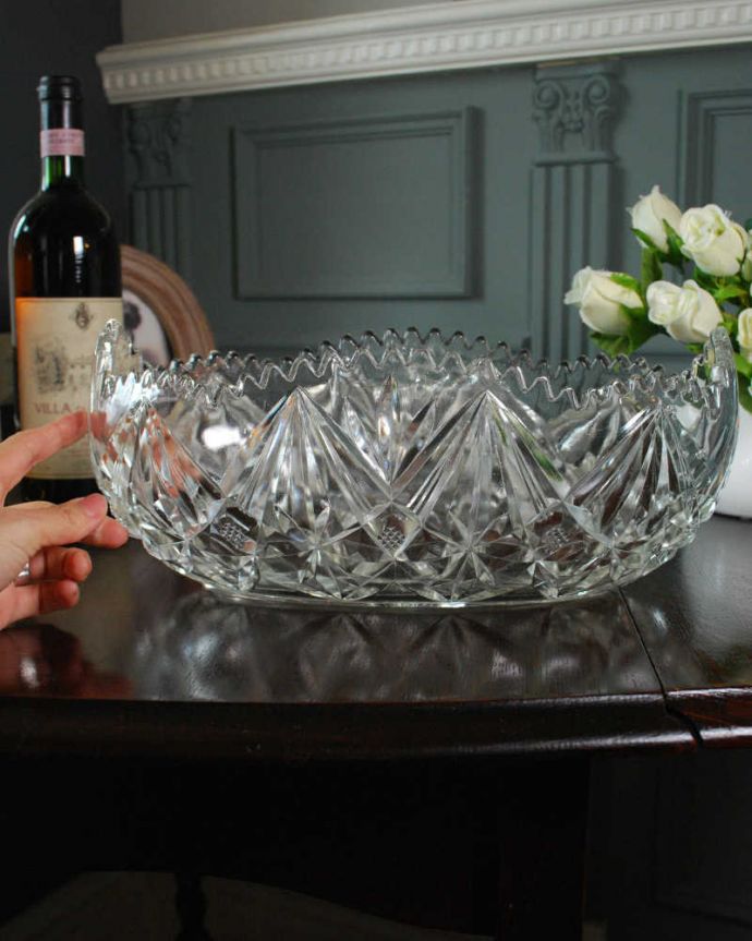 アンティーク 雑貨のガラス小物　アンティーク雑貨　フリルが華やかなアンティーク プレスドグラスの大きなガラスボウル(大)。いろいろ便利に使えます食卓で使うのはもちろん、お花を浮かべたり、花器代わりに使ったりと自分だけの使い方を楽しんで下さい。(pg-6164)