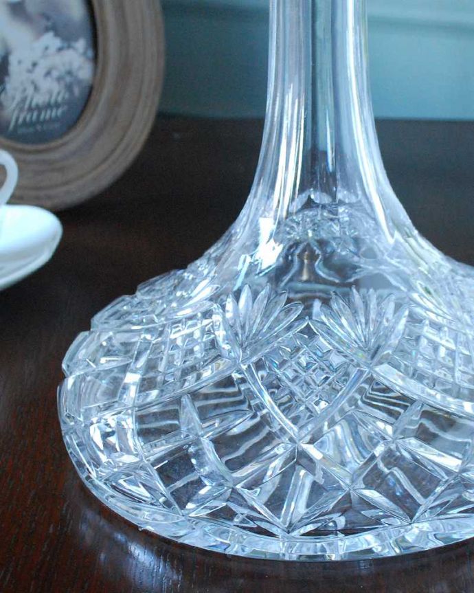 アンティーク 雑貨のガラス小物　アンティーク雑貨　プレス模様がキラキラ輝く英国のアンティークガラス、プレスドグラスのデカンタ。お酒を入れて楽しんだデカンタ今のように便利なペットボトルや缶がない時代。(pg-6169)