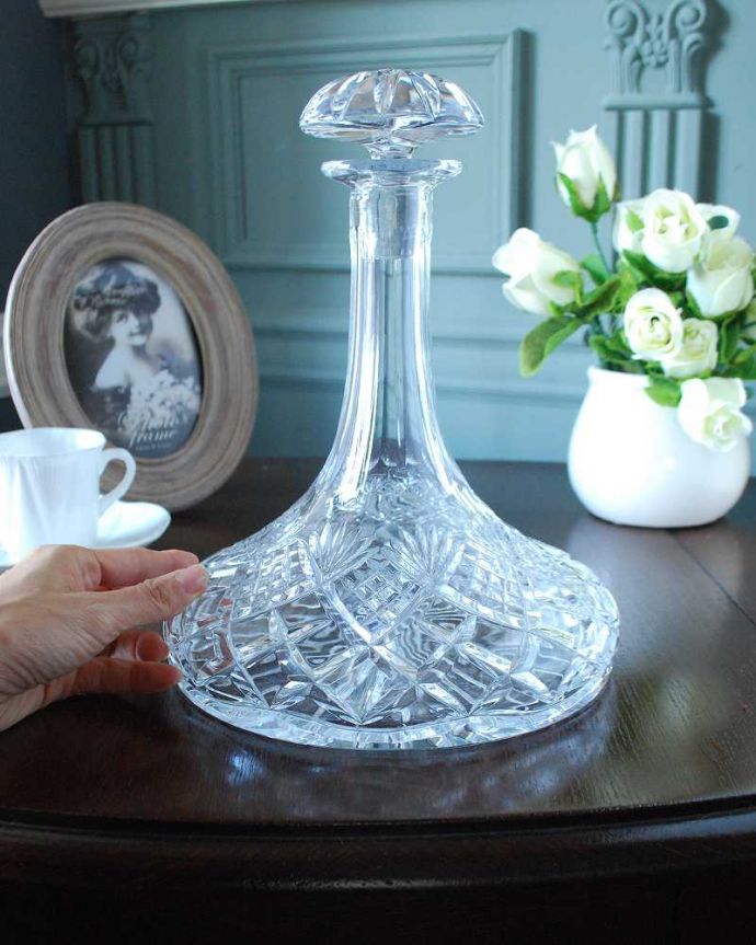 アンティーク 雑貨のガラス小物　アンティーク雑貨　プレス模様がキラキラ輝く英国のアンティークガラス、プレスドグラスのデカンタ。貴重なガラスの栓付きですガラスで出来た栓は壊れやすいので残っているだけで貴重です。(pg-6169)