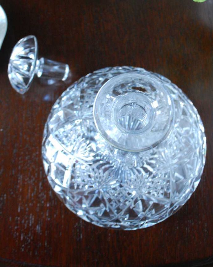 アンティーク 雑貨のガラス小物　アンティーク雑貨　プレス模様がキラキラ輝く英国のアンティークガラス、プレスドグラスのデカンタ。上から見るとこんな感じです。(pg-6169)