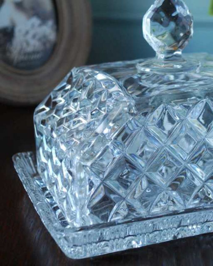 アンティーク 雑貨のガラス小物　アンティーク雑貨　キラッキラに輝くプレス模様にうっとりする、アンティークガラスで出来たバターディッシュ。ディスプレイにもぴったり見た目も華やかなアンティークのバターディッシュです。(pg-6170)