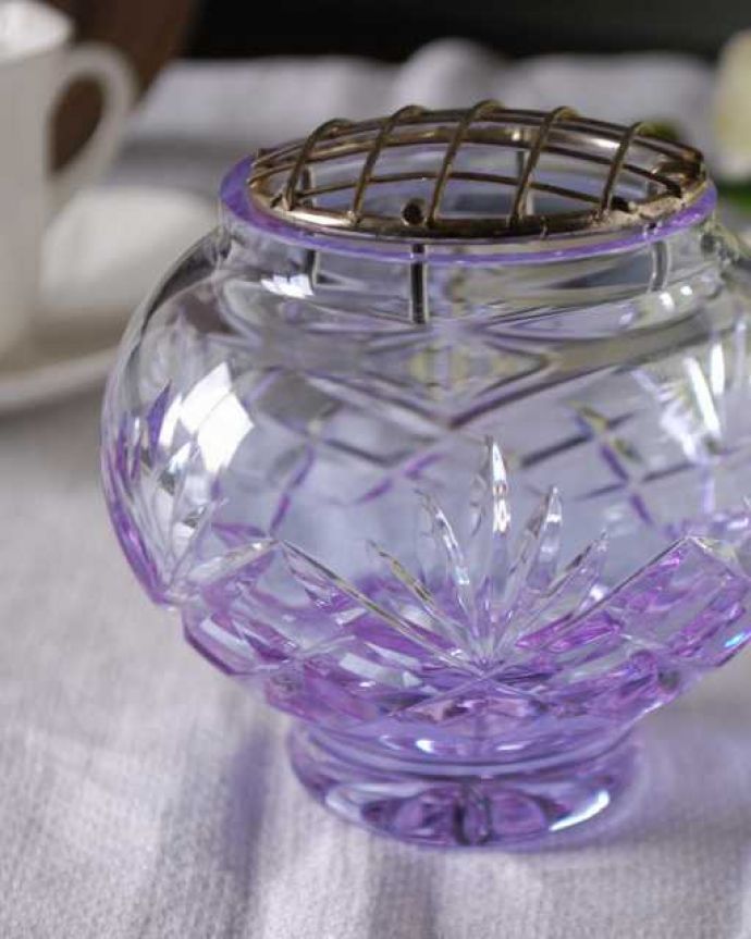 アンティーク 雑貨のガラス小物　アンティーク雑貨　パープル色のガラスが華やかな花留め付きのアンティークのフラワーベース。見つかったらラッキー☆フラワーベース現代では見かける網目の蓋が付いたプレスドグラスのフラワーベース。(pg-6172)