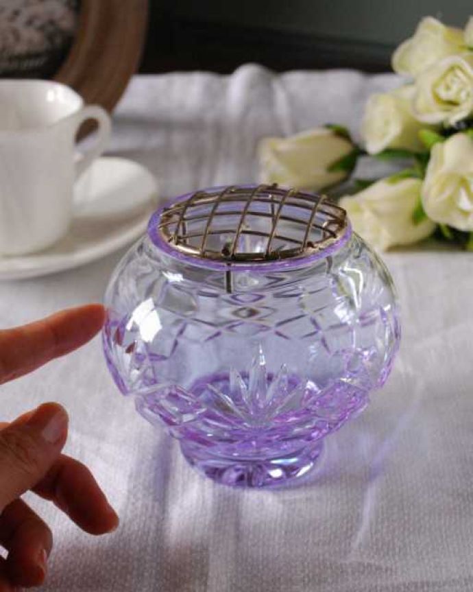アンティーク 雑貨のガラス小物　アンティーク雑貨　パープル色のガラスが華やかな花留め付きのアンティークのフラワーベース。挿すだけで簡単アレンジメントお花を切って挿すだけで、あっという間に素敵なアレンジメントが出来上がります。(pg-6172)